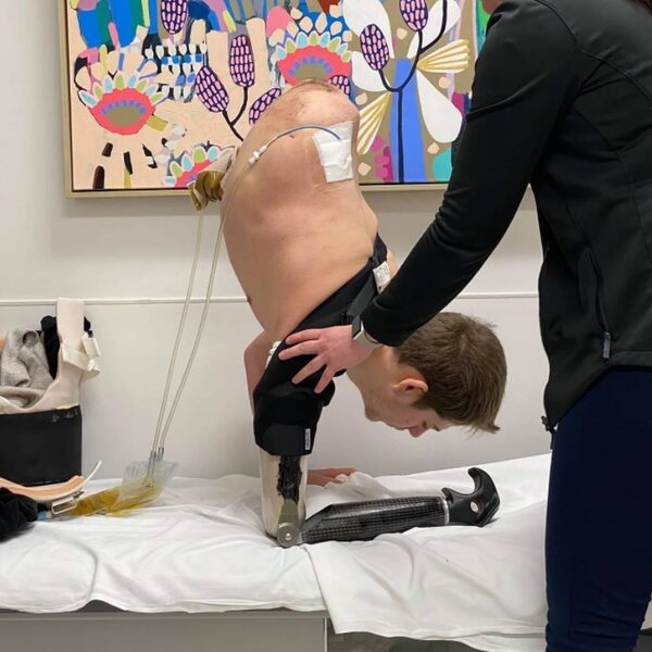 Loren (20) verloor halve lichaam door heftruckongeluk: "Focus me op dingen die ik nog wel heb"