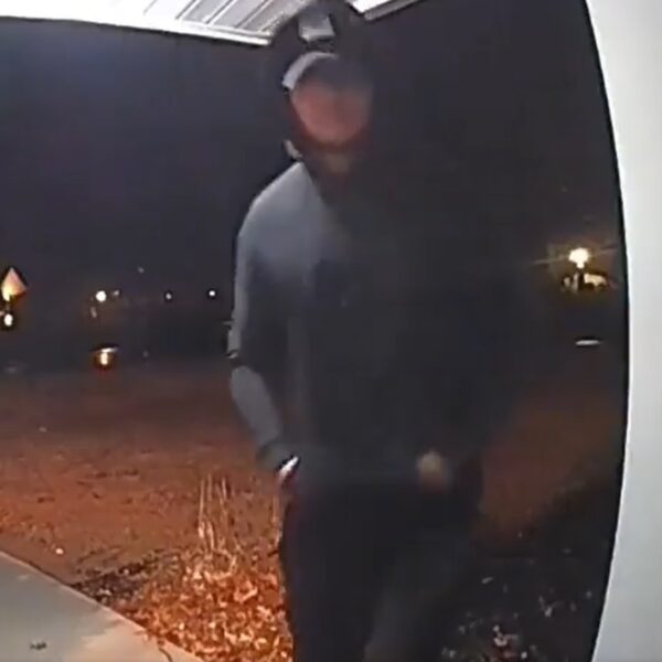 Man die zijn buurman informeert over vreemdgaande vrouw gaat viraal