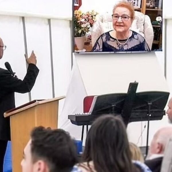 Overleden vrouw beantwoordt tijdens eigen uitvaart vragen als hologram