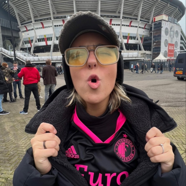 Vriendin van Feyenoord-spits Giménez undercover naar Klassieker in Arena