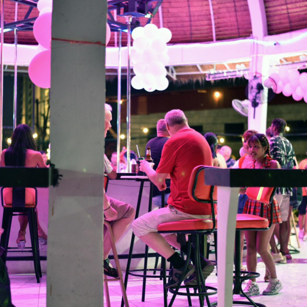 Journalist Bo Hanna (28): ''Blijkbaar kunnen veroordeelde pedoseksuelen gewoon hun gang gaan in Thailand''