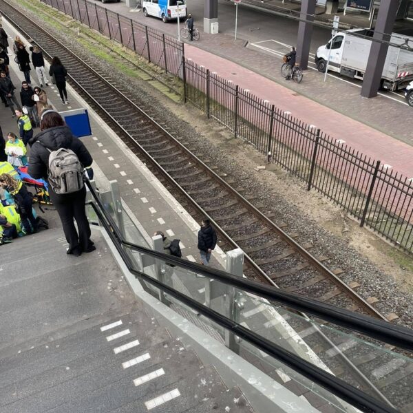 Treinreizigers stappen over man heen die zwaargewond raakte na val van trap
