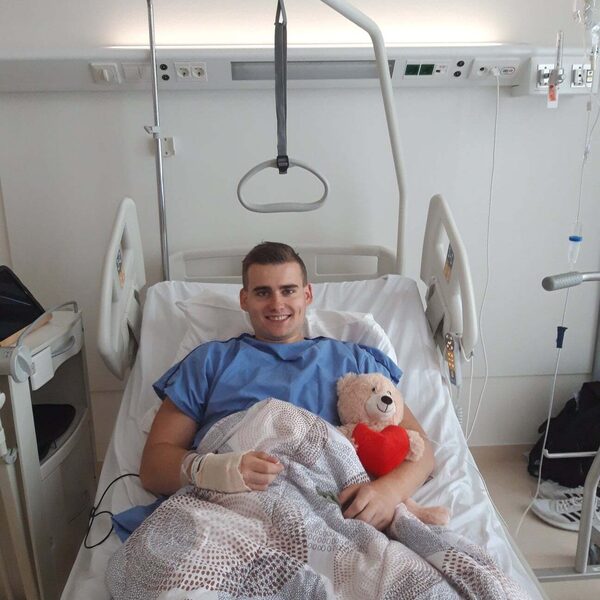 Nick (22) is jaar na diagnose zaadbalkanker weer kankervrij: "Het gaat steeds beter"