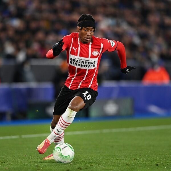 PSV'er Noni Madueke krijgt taakstraf en boete voor rijden met vals rijbewijs