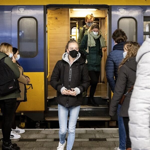 OMT adviseert: behoud thuiswerkadvies en mondkapjesplicht in ov