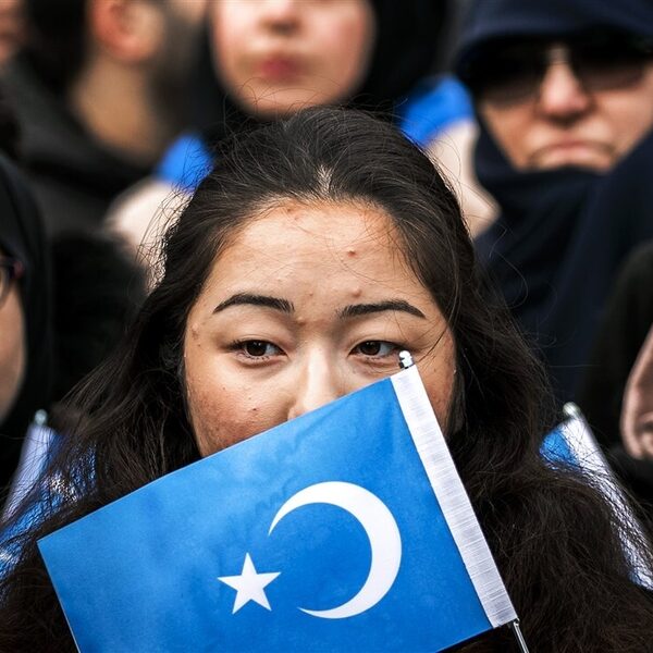 Gelekte foto's uit 'heropvoedingskampen' Oeigoeren tonen Chinese onderdrukking