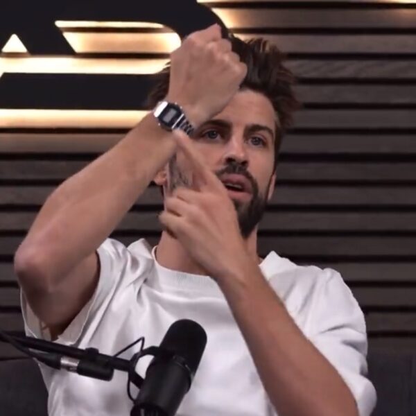 Piqué reageert op disstrack Shakira door in Twingo te rijden en Casio te dragen