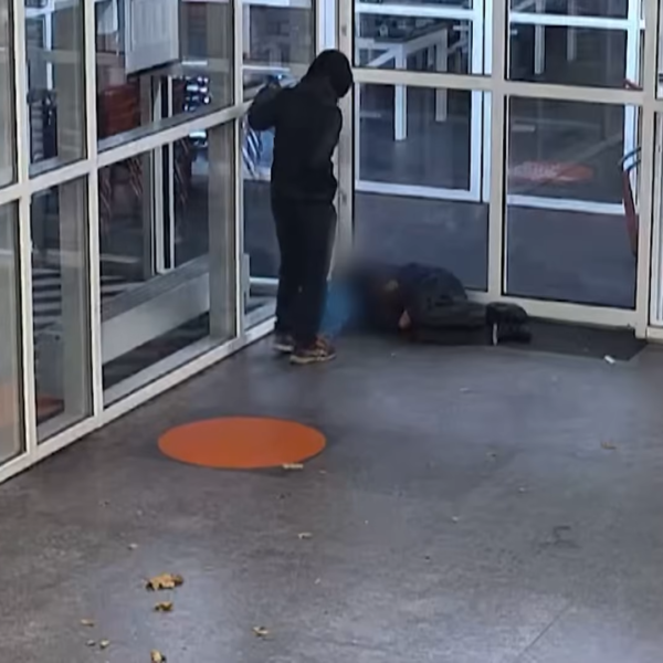 Man gooit stoeptegel op hoofd van dakloze man die ligt te slapen