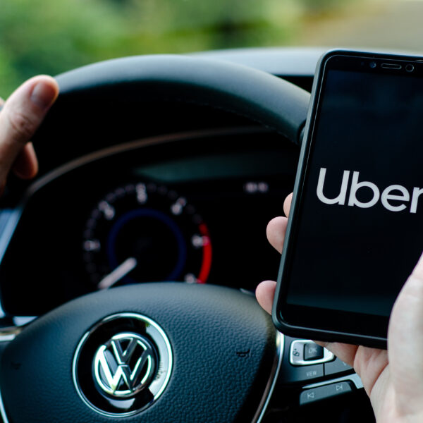 Man (35) beschuldigd van mishandeling nadat hij scheet liet in Uber