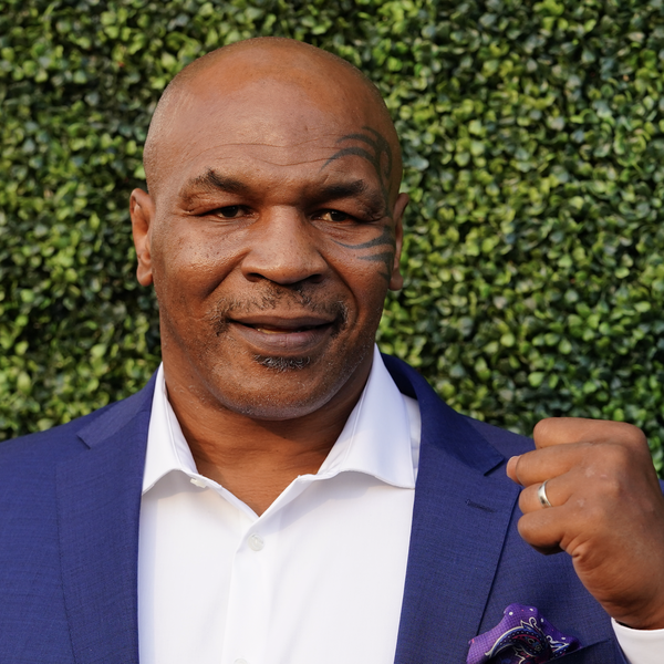 Mike Tyson verliest controle in vliegtuig en slaat medepassagier