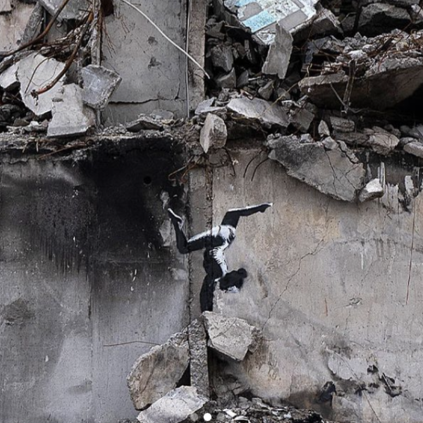 Nieuw kunstwerk Banksy ontdekt op vernield huis in Oekraïense stad Borodyanka