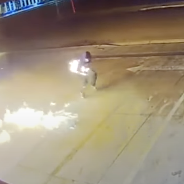 Twee mannen steken zichzelf in brand tijdens brandstichting immigratiecentrum