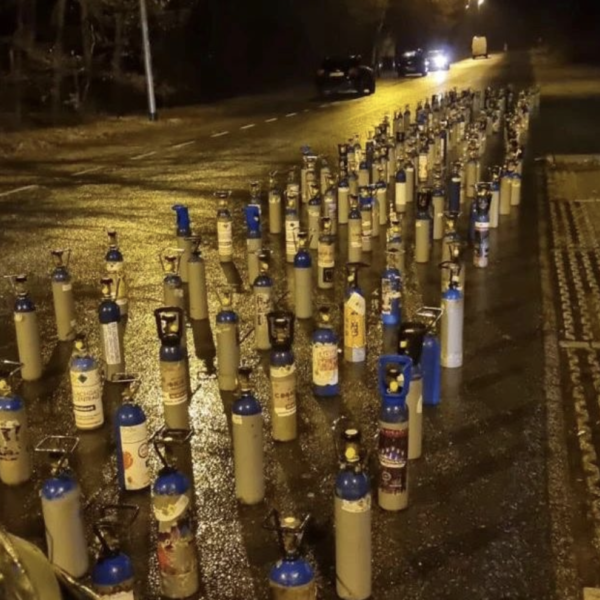 Man opgepakt met 242 flessen lachgas in auto