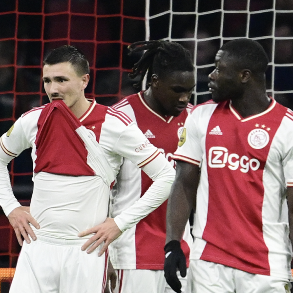 Brobbey lijkt reden voor vuistslag Berghuis te bevestigen op Instagram