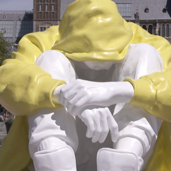 Beeld op Museumplein vraagt aandacht voor zelfdoding onder jongeren