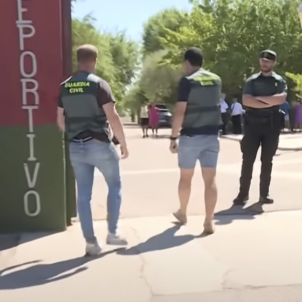 Elfjarig jongetje doodgestoken door gemaskerd persoon tijdens voetbalwedstrijd