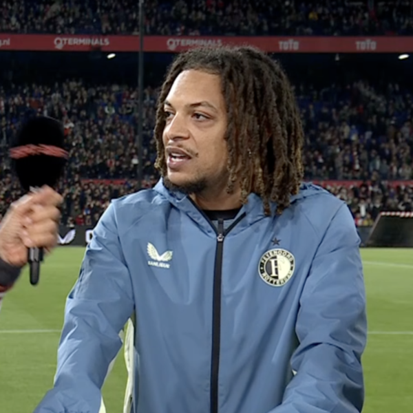 Ronnie Flex krijgt taart voor de troost na verkeerde voorspelling en verlies Feyenoord