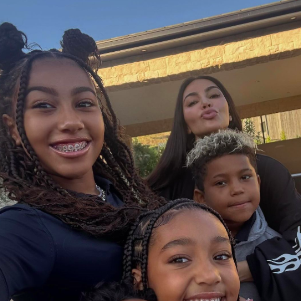 Kim Kardashian noemt zichzelf een alleenstaande moeder: "Doe het eigenlijk alleen"