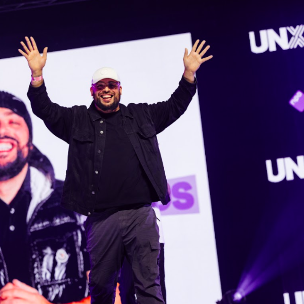 Qucee gaat naar huis met de allereerste FunX Award voor 'Best Content Creator': "Dit is ook voor mijn broer"