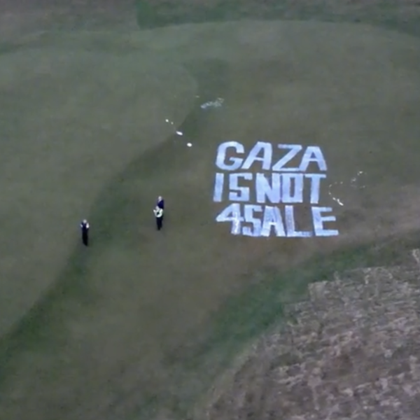 Activisten pakken Trump aan en bekladden golfresort: "Gaza is niet te koop"