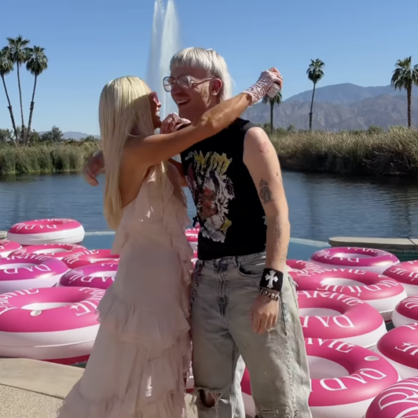 Joost Klein doet bizarre show op Coachella en dropt virale video met Paris Hilton