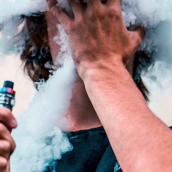 Nieuw onderzoek naar gevolgen e-sigaretten: Vapen laat je ballen krimpen