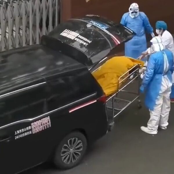 Medewerkers mortuarium ontdekken levende oude man in lijkzak