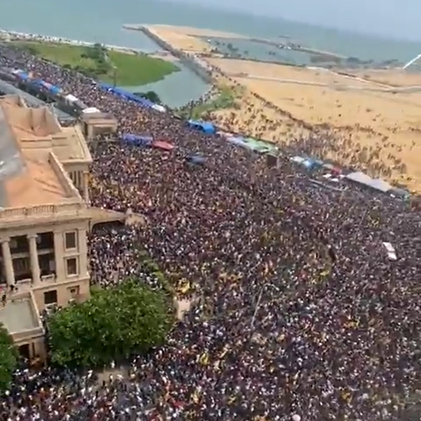 Duizenden woedende demonstranten bestormen paleis van president Sri Lanka