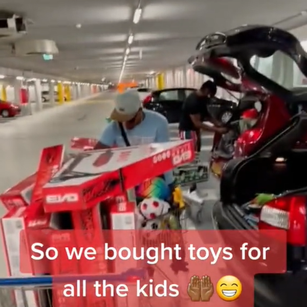 Gili doneerde speelgoed aan kinderen in Ter Apel: "Ze wilden ons niet binnenlaten"