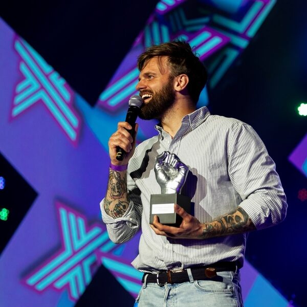 Tim Hofman ontvangt FunX Power Award voor impact van 'BOOS: This is The Voice'