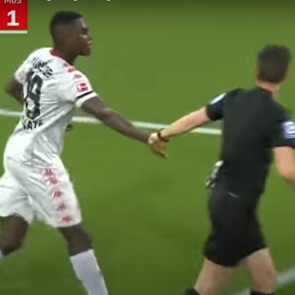 Scheidsrechter stopt wedstrijd zodat speler vasten kan verbreken