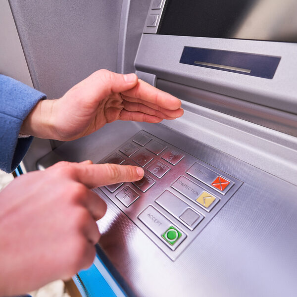 Meisje (17) opgepakt voor oplichting van 44.000 euro met bankpasfraude