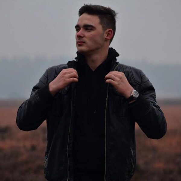 Rik (20) werd vanaf zijn twaalfde twee jaar lang misbruikt door beste vrienden van zijn ouders