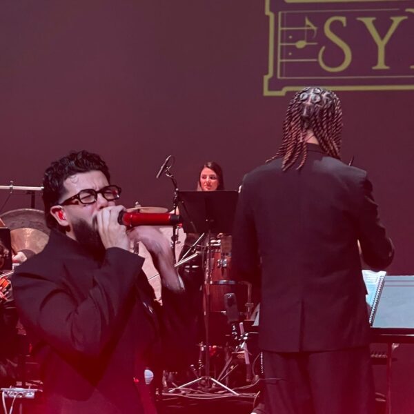 DYSTINCT maakt indruk met symfonisch orkest: "Ik wil de hele wereld Arabisch laten zingen"
