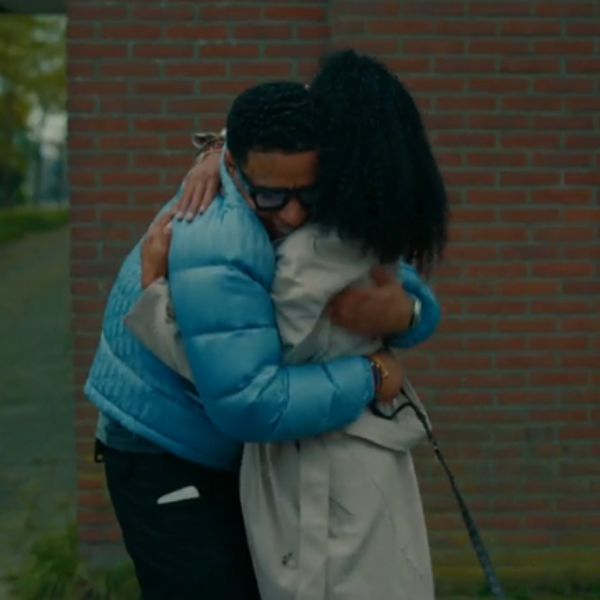 Young Ellens emotioneel na hereniging met zijn zus: "Heb haar tien jaar niet gezien"