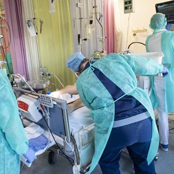 Oostenrijkse ziekenhuizen overvol door corona: 'Lijken liggen op de gang'