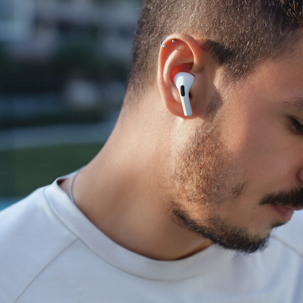 Apple aangeklaagd nadat trommelvlies 12-jarige jongen scheurt door AirPods