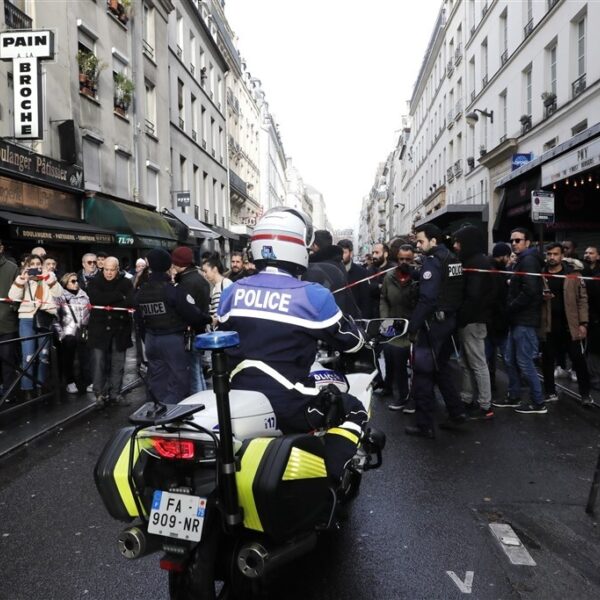 Zeker drie doden en drie gewonden bij aanslag in Parijs, man aangehouden