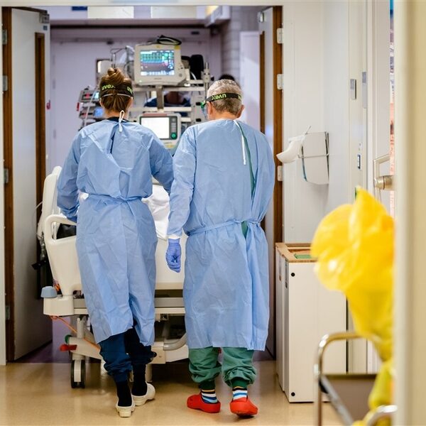 In België wordt ongevaccineerd zorgpersoneel straks ontslagen