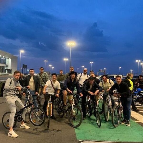 Groep Britse mannen strandt op Schiphol, fixt fietsen om toch thuis te komen