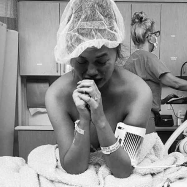 Chrissy Teigen over kritiek op foto's: "Het kan me zo weinig schelen"