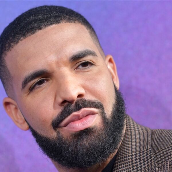 Drake pronkt met basketbalskills van zoontje Adonis