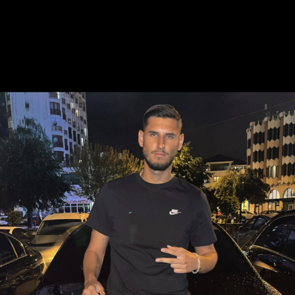 Ernes (23) hoort 24/7 een piep in zijn oren: "Ik kon niet slapen en had paniekaanvallen"