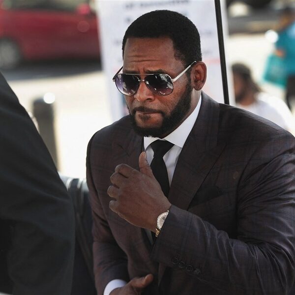 Ex-vriendin R. Kelly 'moest iedere dag leugens oefenen' om hem te beschermen