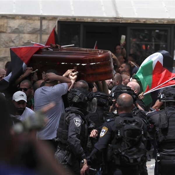 Uitvaart doodgeschoten Palestijnse journaliste verstoord door geweld Israëlisch leger
