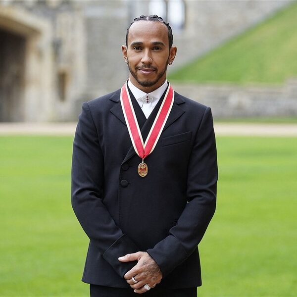 'Sir' Lewis Hamilton geridderd door prins Charles