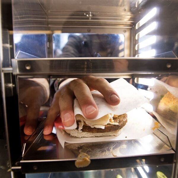 Kabinet kijkt naar wet om aantal fastfoodketens af te remmen