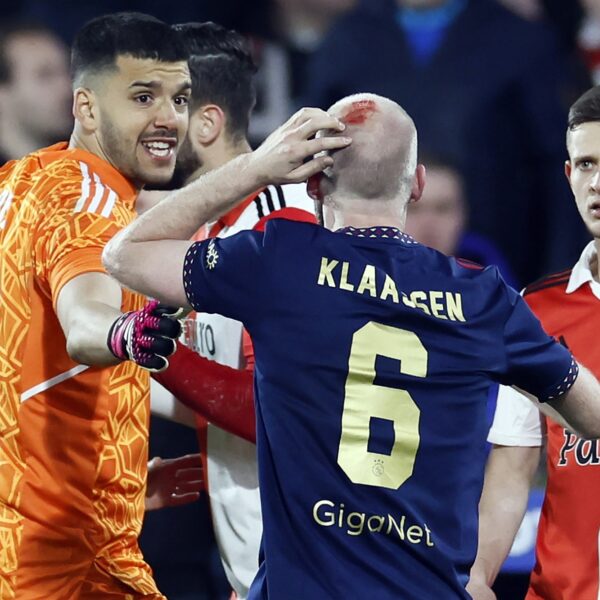 Man opgepakt voor gooien voorwerp naar Davy Klaassen tijdens Feyenoord-Ajax