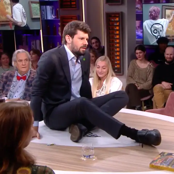 Klimaatactivist lijmt zichzelf vast op tafel in live-uitzending van 'Jinek'