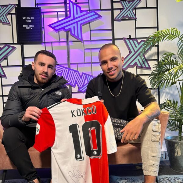 Orkun Kökçü doneert gesigneerd Feyenoord-shirt voor Giro555